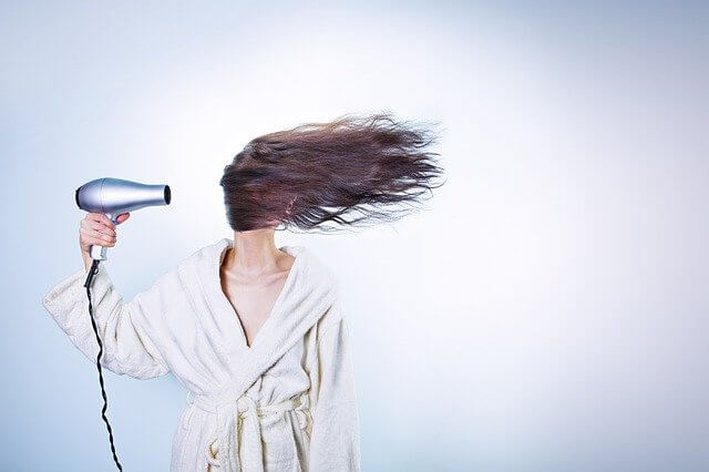 cheveux attention au sèche-cheveux - pranaloe (Image par Ryan McGuire de Pixabay)